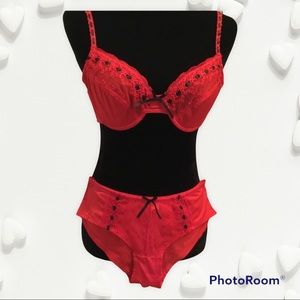 Valentines Special ❤️ Darling matching red bra & panties / Like New